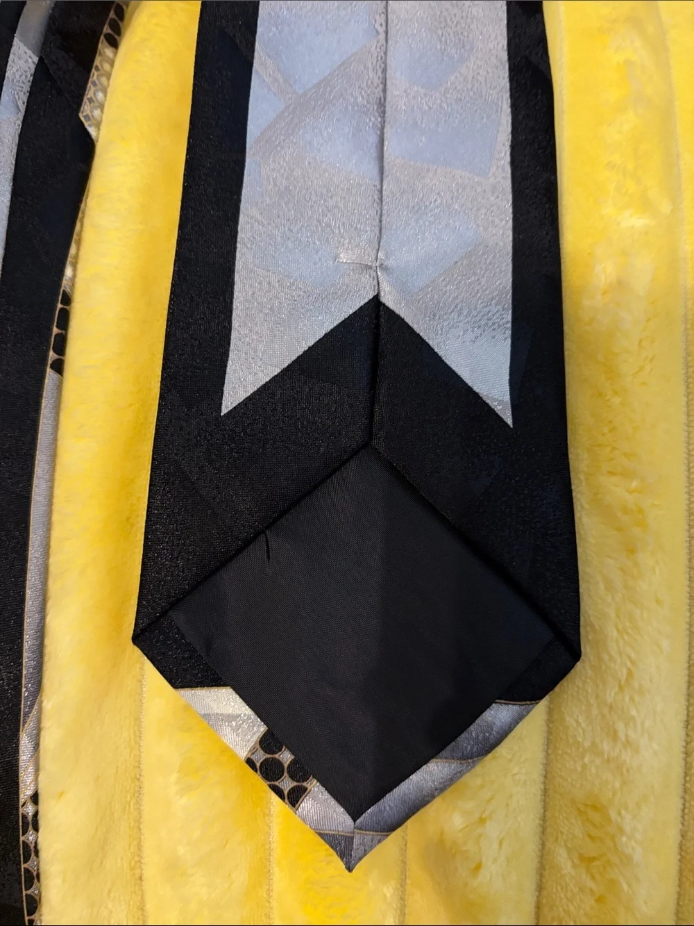 Jordan Craig Silver and Black Patterned Silk Tie